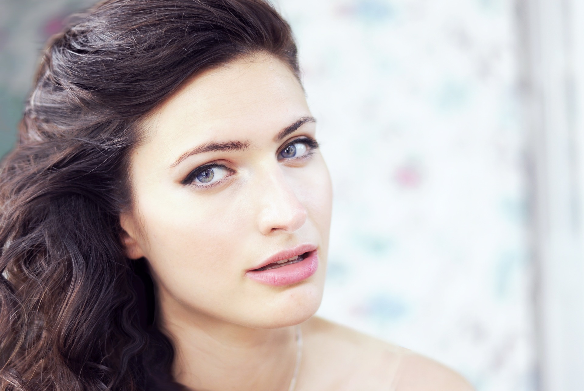 Haarstyling mit langem dunklem Haar